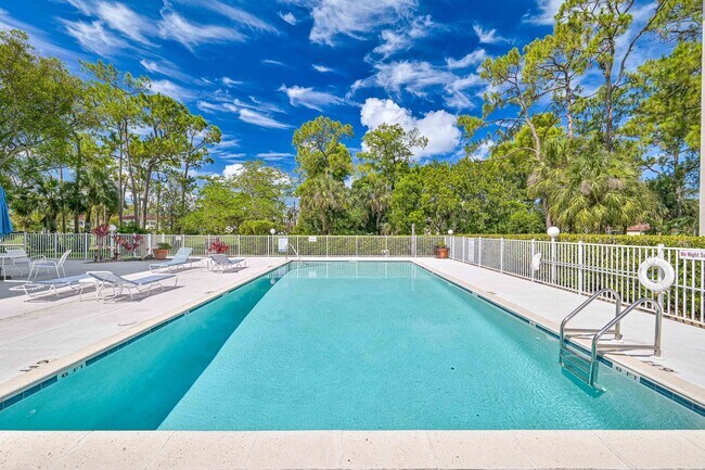 Building Photo - Beautiful 2/2 Condo in the Heart of Naples!