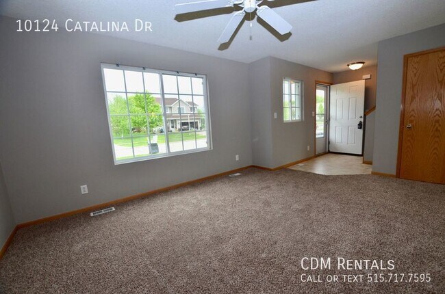 Building Photo - Like-new Johnston home!