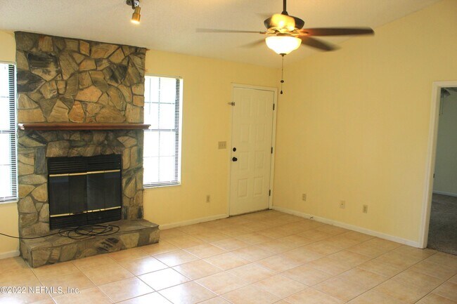Building Photo - 2440 Burns Dr