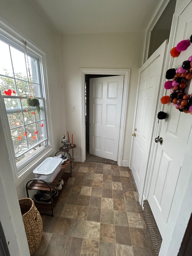 Entryway k - 64 S Charlotte St