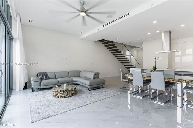 Building Photo - 3 br, 3.5 bath Townhome - 2860 N Ocean Dr ...