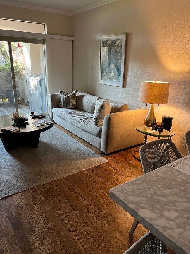 Building Photo - Epic REA - 2 BR / 2 BA Condo w/1 Parking i...