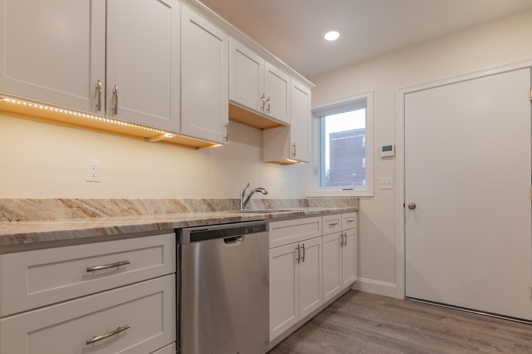 Beautiful Kitchen Layout - 219 Waterman St