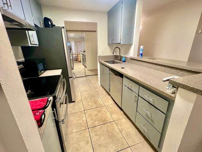 Foto del edificio - 2B2B - Prime Westlake Location Spacious Corner-unit Condo