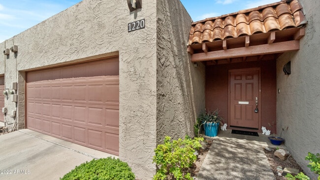 Building Photo - 1220 E Encantada Pl