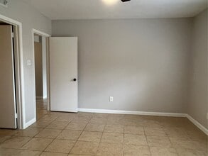Building Photo - 2824 Briarhurst Dr
