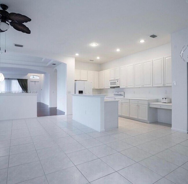 Foto del edificio - 998 NW 167th Terrace