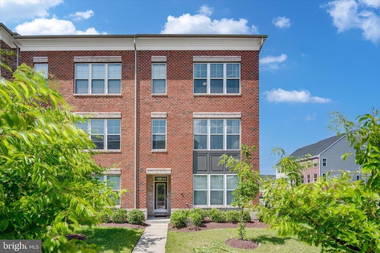 spacious 3-bedroom, 2 full and 2 half bathroom residence - spacious 3-bedroom, 2 full and 2 half bathroom residence