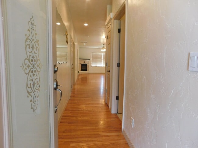 Building Photo - 570 1/2 Garden Grove Court