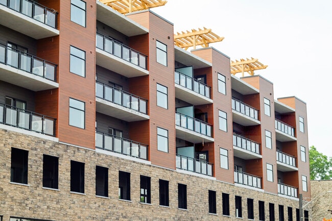 Building Photo - Mill Run Suites