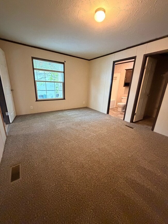 Building Photo - 166 Parker Lake Dr