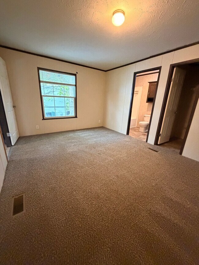 Foto del edificio - 166 Parker Lake Dr