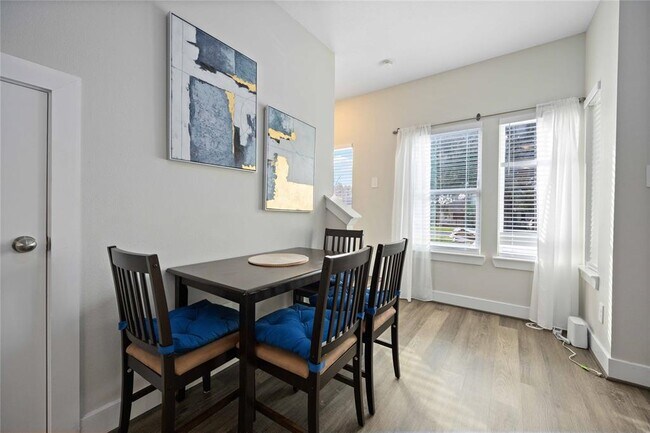 Foto del edificio - 5329 Higgins St