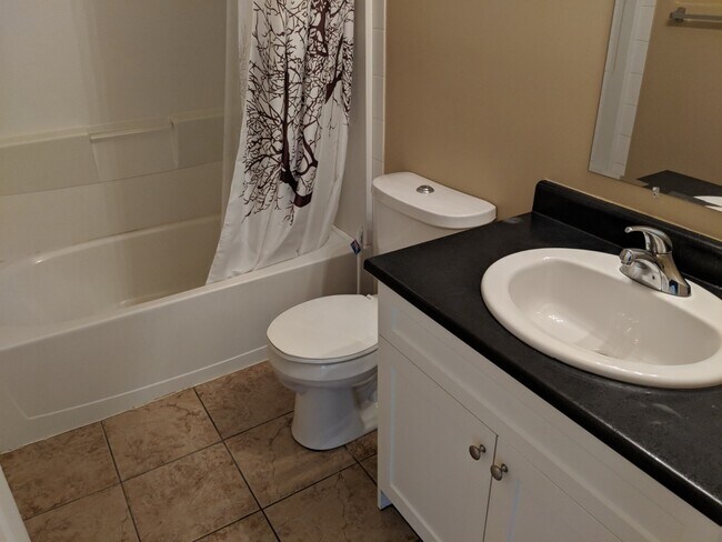 Photo du bâtiment - 1716 Willowbrook Crescent