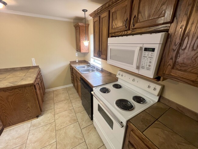 Foto del edificio - 3 bedroom, 1 bathroom home located in Port...