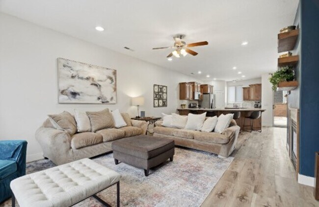 Foto del edificio - FULLY FURNISHED 3 Bed/2.5 Bath Home!