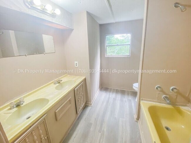 Building Photo - 2 Bedroom Mobile Home in Heritage School Zone