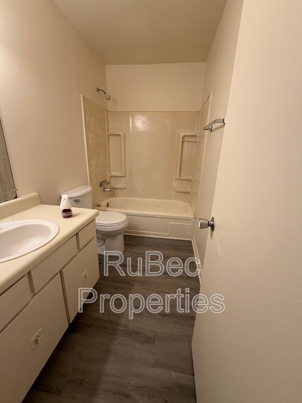 Building Photo - 702 Farmhurst Dr