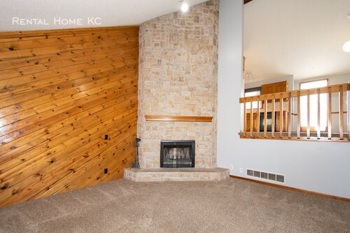 Building Photo - Spacious Split Level w/finished bsmt + fen...