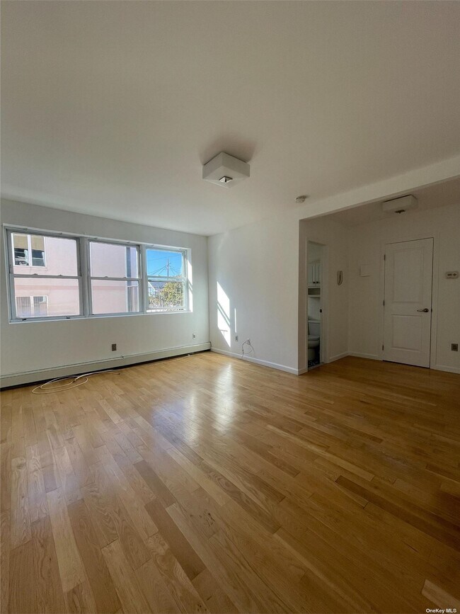 Foto del edificio - 251 W Broadway