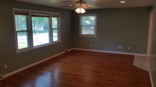 Building Photo - 4 bedroom, 2 bath east side home with upda...