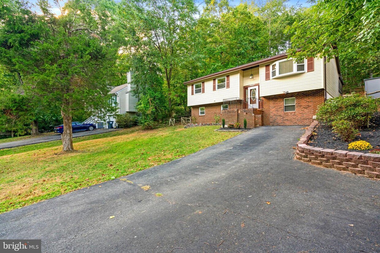 Primary Photo - 2447 Harpoon Dr