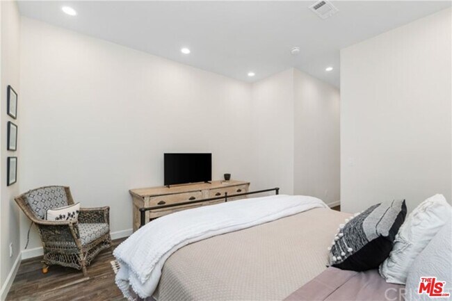 Foto del edificio - 818 N Mansfield Ave