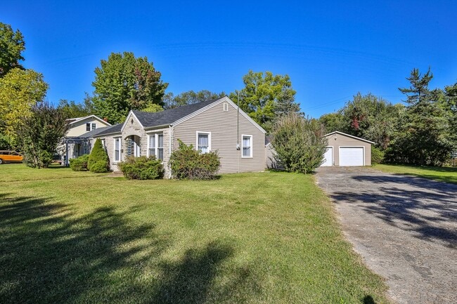 Building Photo - Beautifully Remodeled 3 Bedroom / 2 Bath M...