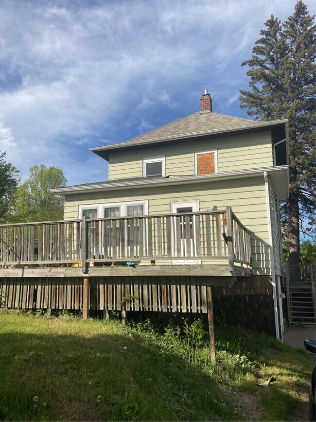 Foto del edificio - AVAILABLE JUNE - 4 Bed 1.5 Bath Spacious Home