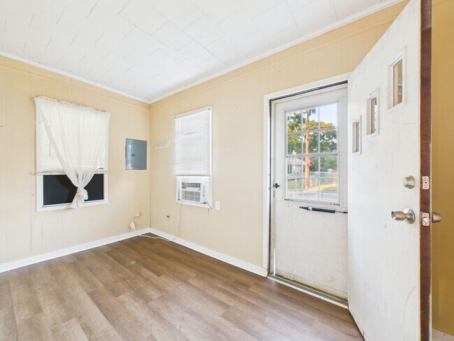 Building Photo - Charming Cottage Available now!