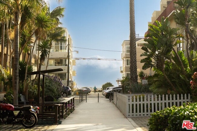 Building Photo - 39 Catamaran St