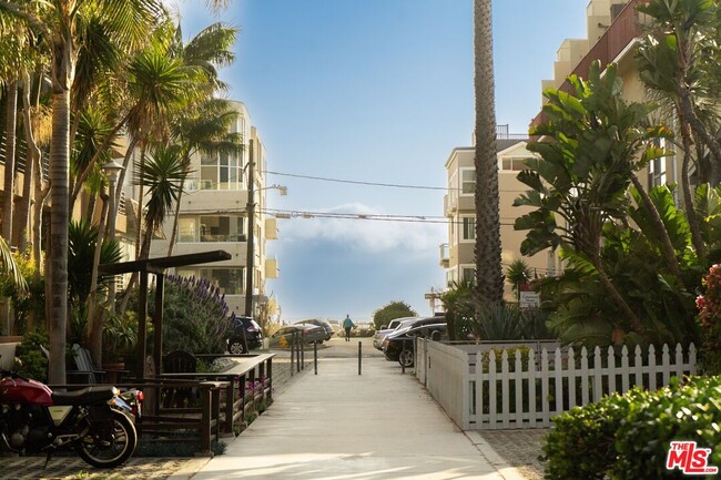 Building Photo - 39 Catamaran St