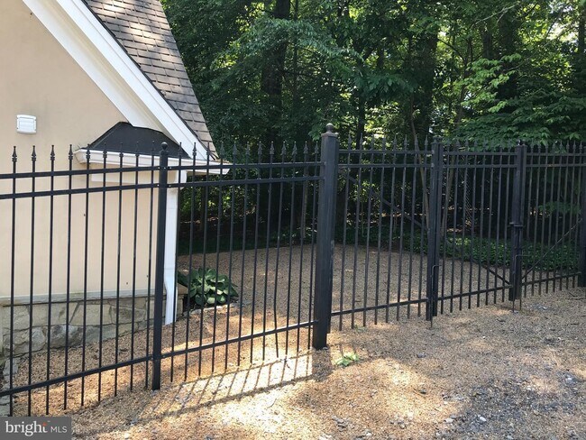 Foto del edificio - 6501 Curry Manor Ct