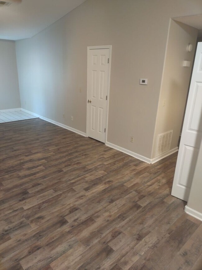 Foto del edificio - Cute Two Bedroom Two Bath Duplex