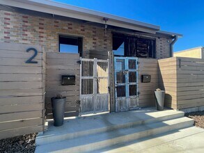 Building Photo - 1020 E 6th St