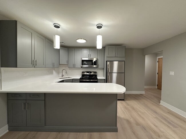 Building Photo - 1220 N La Salle Dr