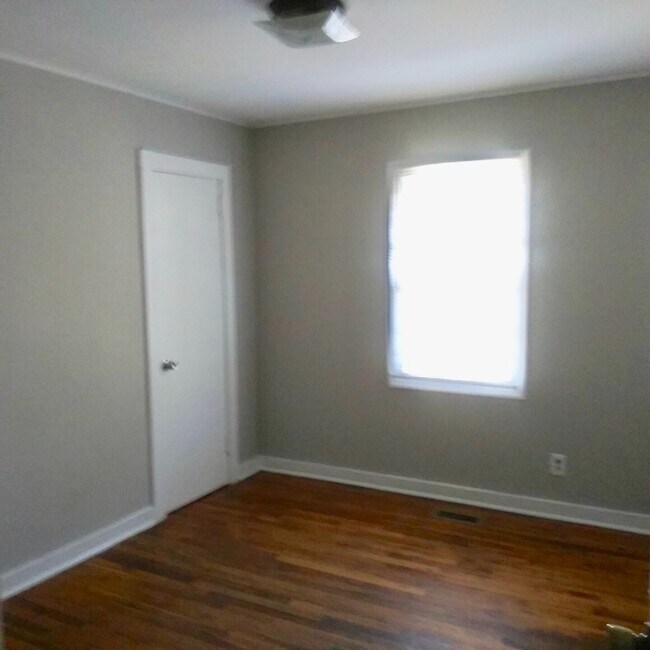 Building Photo - Updated Apartment 2 Bedrooms, First Floor ...