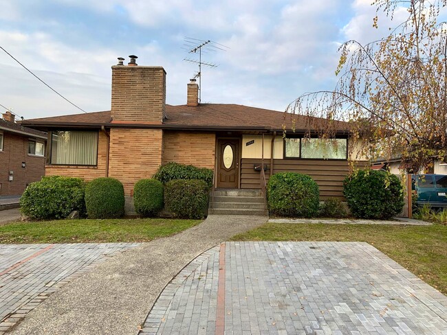 Building Photo - 1548 S Angeline St