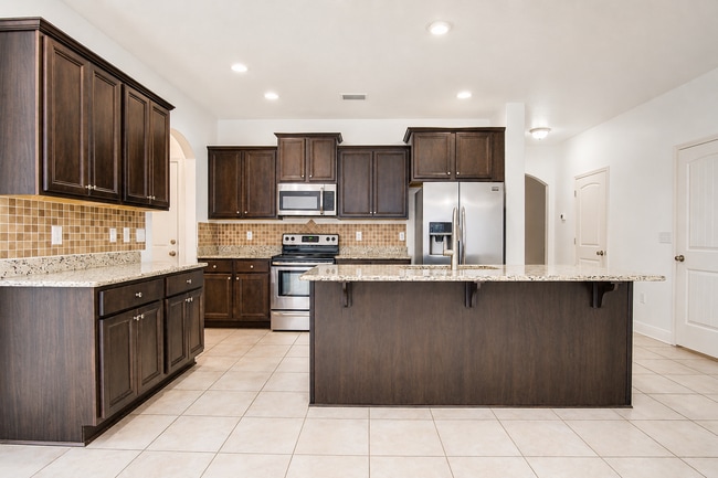 Building Photo - Highly desired 4/2.5 Gulf Breeze Home with hot tub!