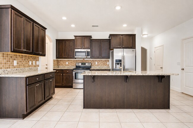 Foto del edificio - Highly desired 4/2.5 Gulf Breeze Home with hot tub!