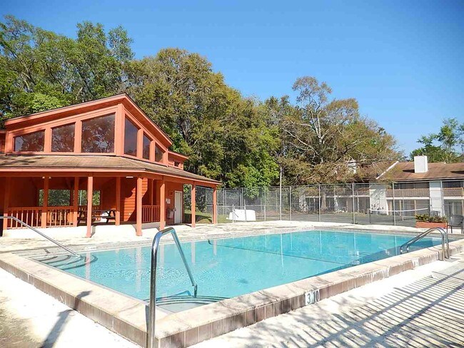 Foto del edificio - 1102 Greentree Ct