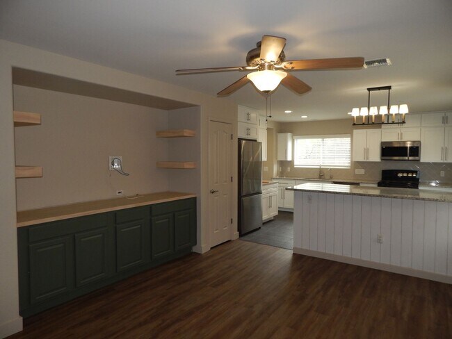 Building Photo - 2 Bedrooms - 2.5 bathrooms - Large Loft Area