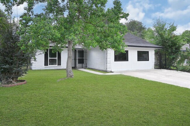 Building Photo - 4135 Oak Shadows Dr