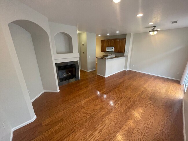 Building Photo - Beautiful Aurora Townhome In Willow Trace ...