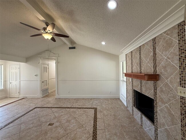 Building Photo - 8906 Pineridge Dr
