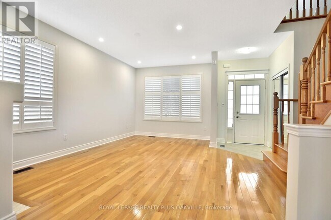 Building Photo - 2565 Falkland Crescent