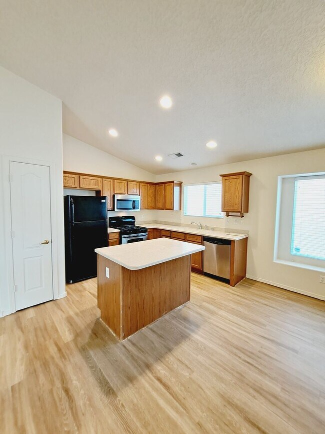 Foto del edificio - 4 bed home available in Huning Ranch! MOVE IN SPECIAL! 1/2 OFF 1ST MONTHS RENT