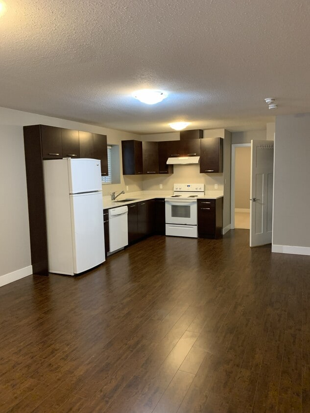 Primary Photo - 2882 160 St