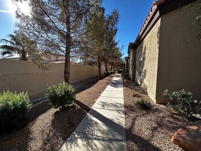 Foto del edificio - Fully Furnished 2 Bedroom 1 Story Condo