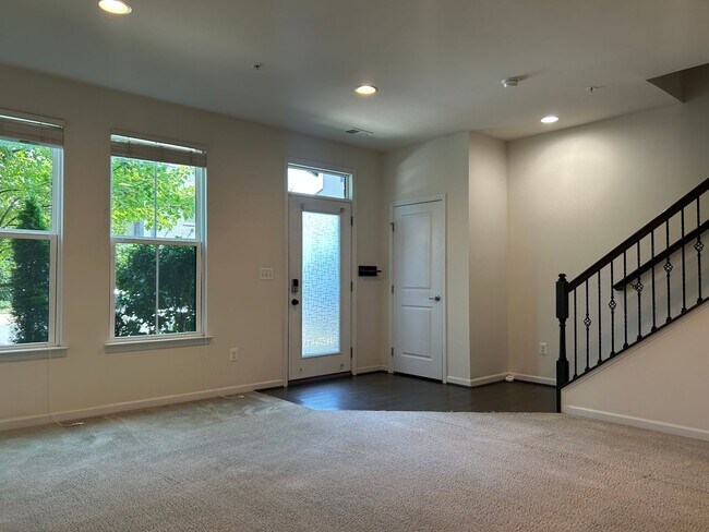 Foto del edificio - 4 level townhome in Westmoore ready for mo...
